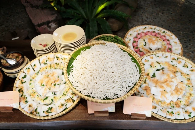 “Bữa tiệc bánh dân gian” từ bánh tằm bì, bánh ít trần, bánh đúc mặn đến chuối hấp nước cốt dừa, bánh bò ngũ sắc, bánh bò rễ tre, bánh con đuông... được chế biến thủ công độc đáo