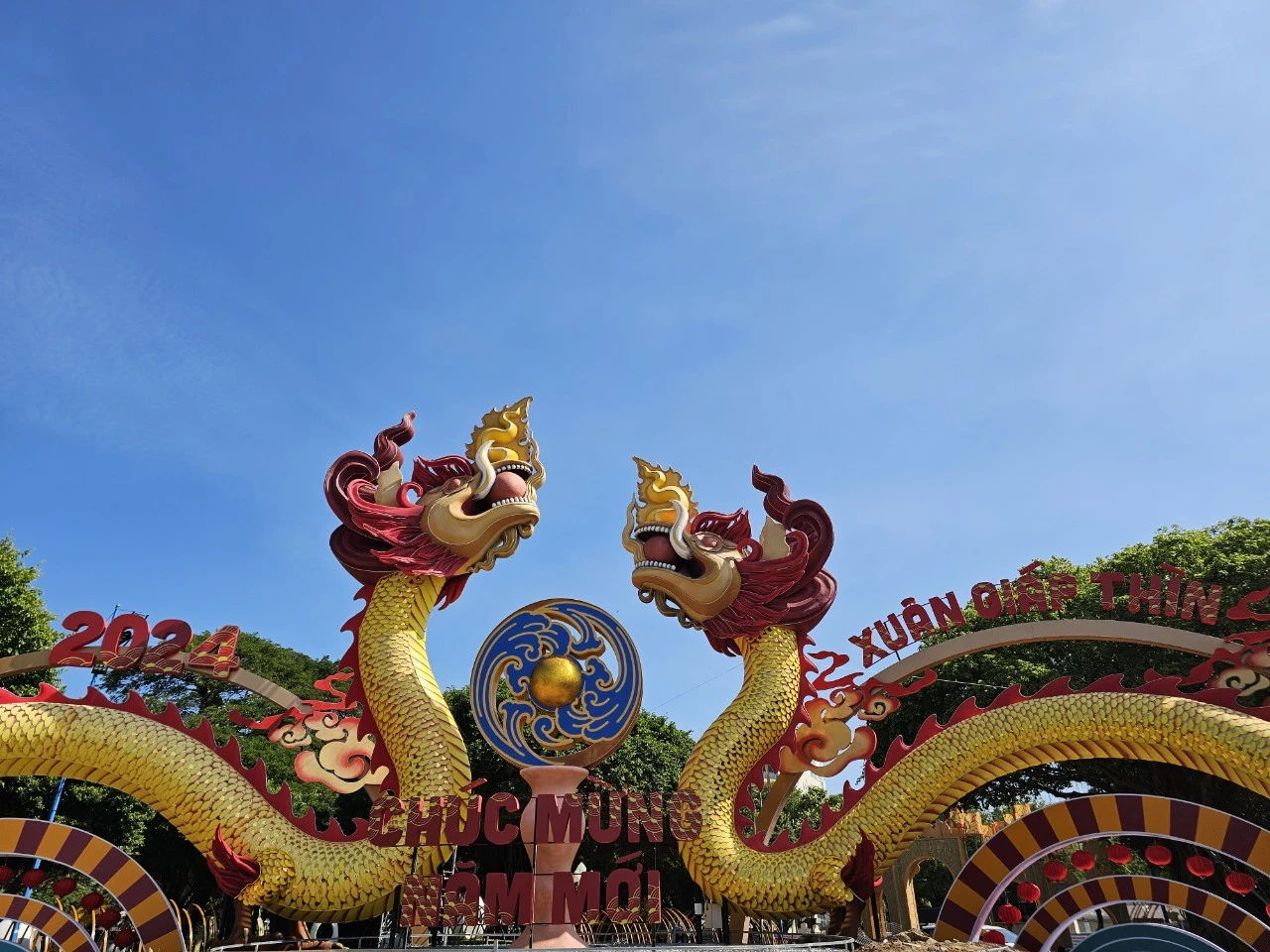 Hai con rồng "ôm trăng"