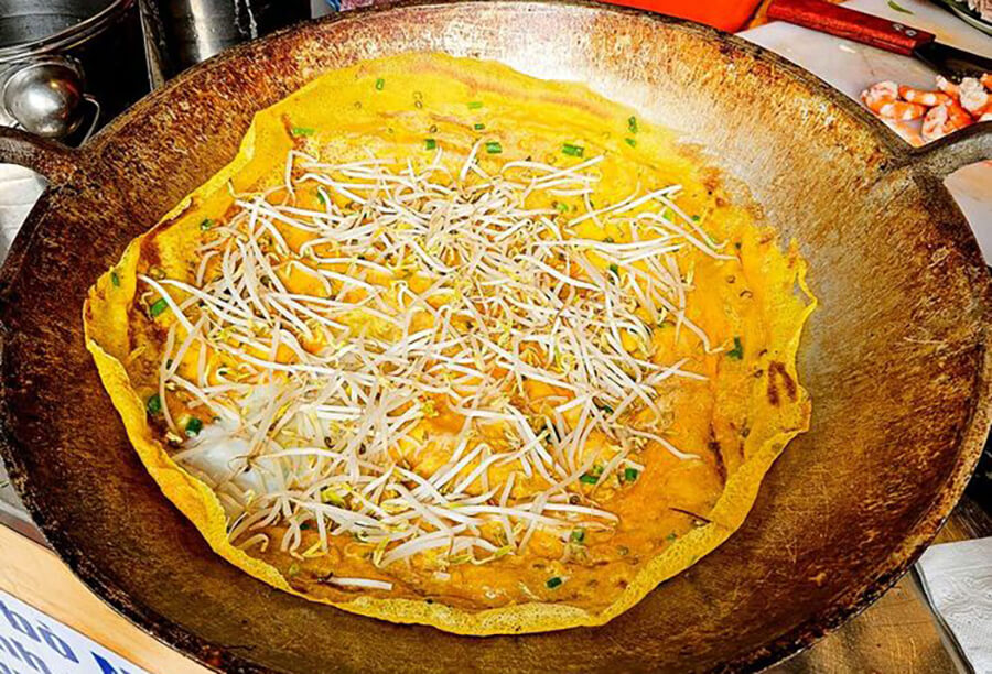 Đổ bánh xèo tại Mr Bảy Miền Tây. Ảnh: Michelin Guide