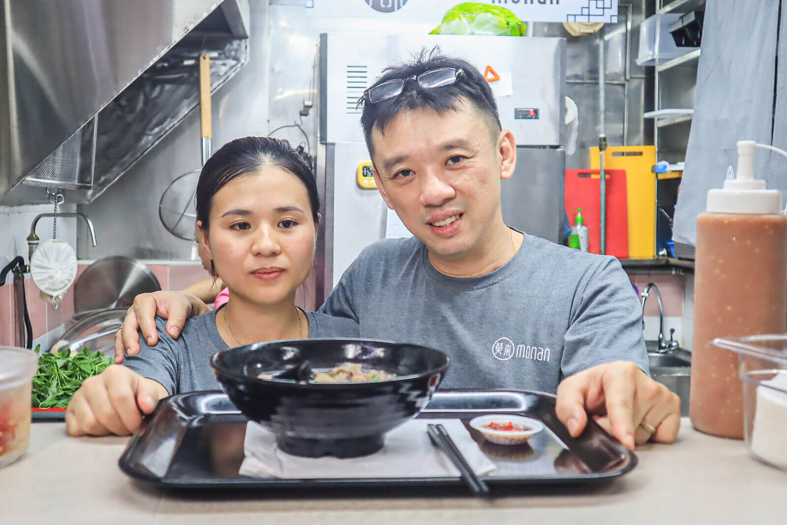 Súp nội tạng - một trong những món đinh của quán do Kim và Chuk thực hiện.