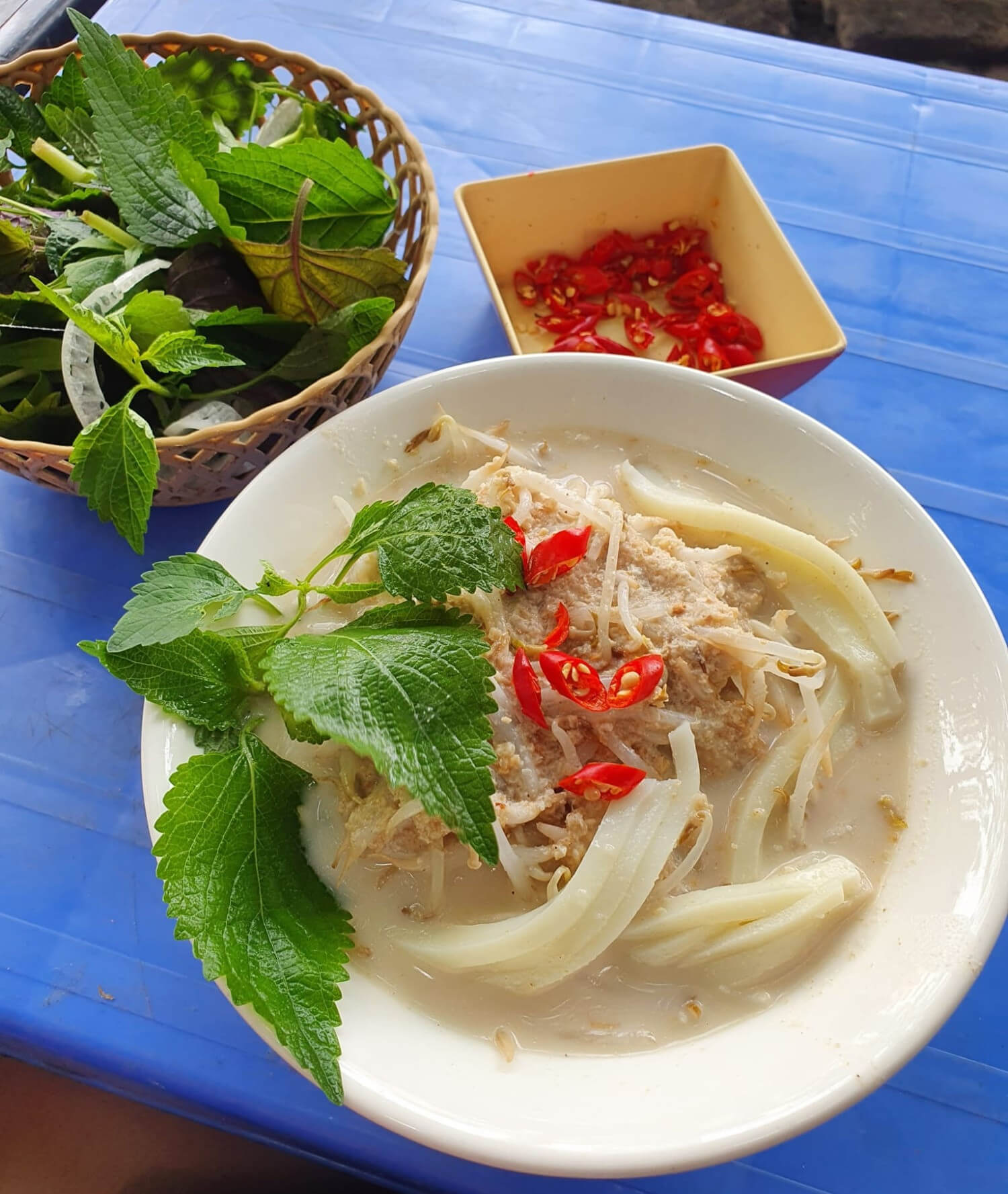 Bánh đúc nộm là món ăn thanh mát, không dầu mỡ, có công dụng “giải nhiệt” nên rất được thực khách Hà Nội ưa chuộng trong mùa hè.