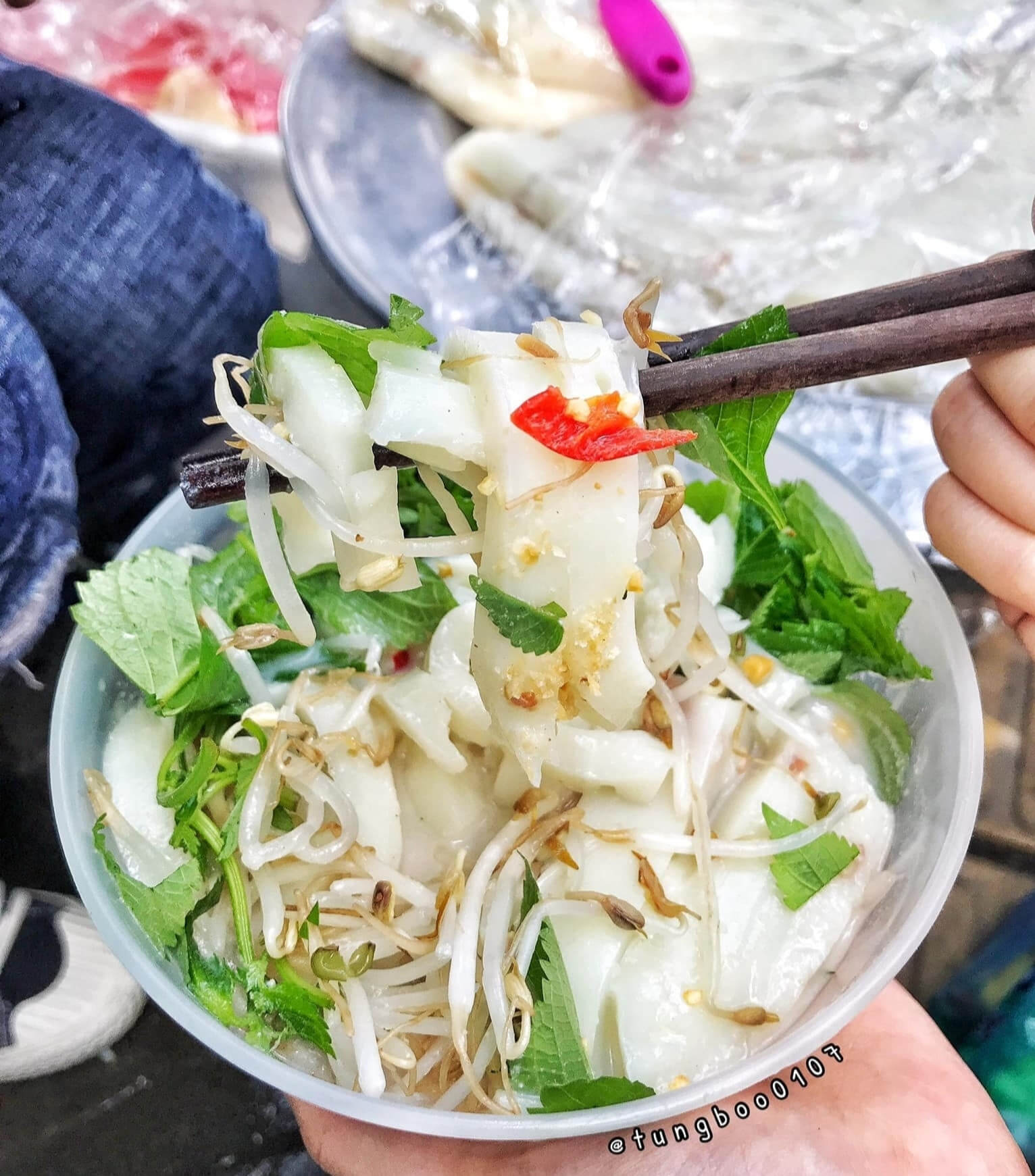 Tuy được làm từ các nguyên liệu quen thuộc nhưng món bánh đúc nộm đòi hỏi quá trình chế biến khéo léo, kỳ công.