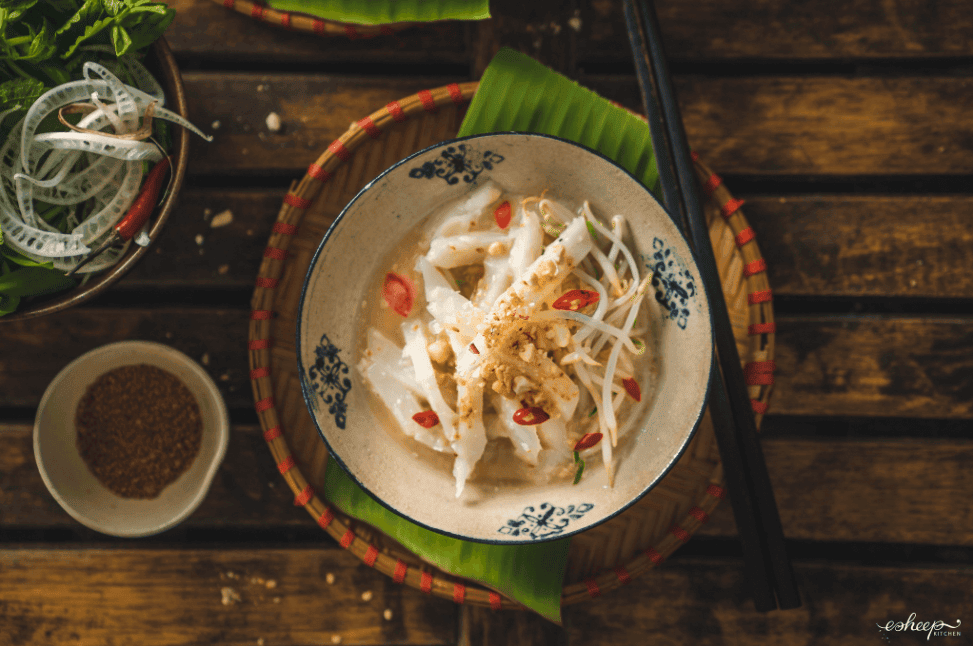 Từng sợi bánh đúc quyện trong nước canh lạc mát lạnh và giá chần tạo nên hương vị mộc mạc, chinh phục vị giác của cả những người sành ăn.