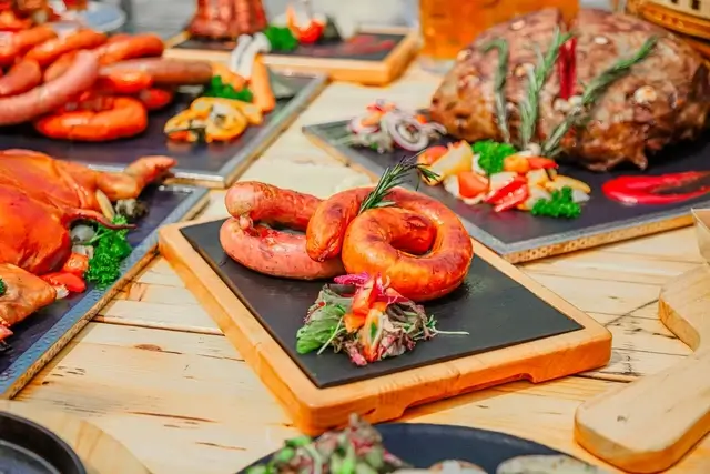 Cận cảnh món hotdog nóng hổi với vỏ bánh mì giòn rụm kết hợp cùng xúc xích Bà Nà thơm ngon
