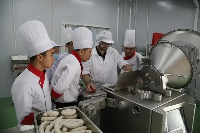 Những mẻ xúc xích tươi ngon được ra đời từ quy trình sản xuất khép kín với thiết bị máy móc nhập khẩu từ Đức