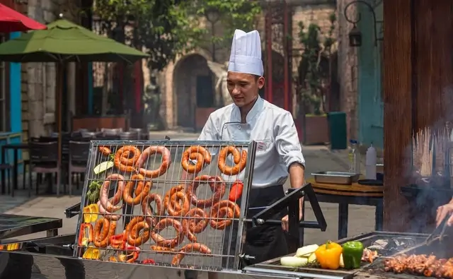 Những chiếc xúc xích xích với lớp vỏ bên ngoài căng bóng, xì xèo trên vỉ nướng BBQ, tỏa hương thơm nức… tại quảng trường Bia PLaza