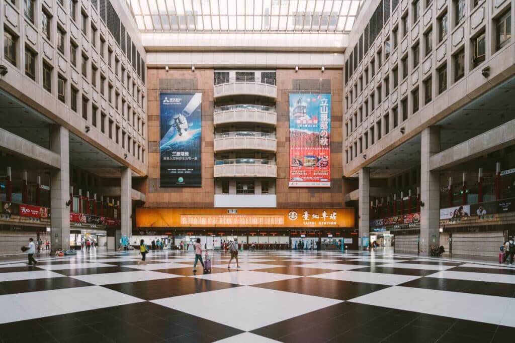 Khu Taipei Main Station tọa lạc gần các điểm tham quan nổi tiếng ở Đài Bắc.