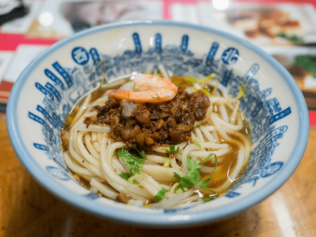Mì Danzi thường được phục vụ cùng với các loại topping như thịt heo, tôm và trứng.