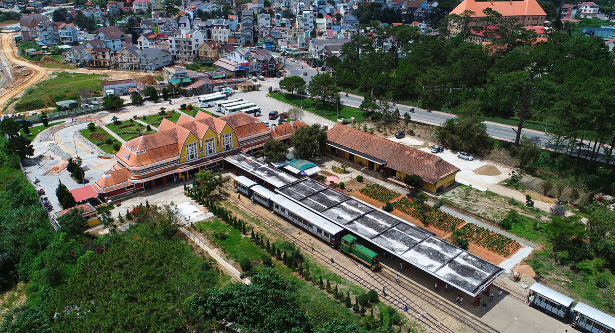 Toàn cảnh nhà ga Đà Lạt từ trên cao.