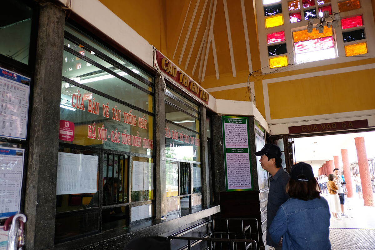 Quầy bán vé tại ga.