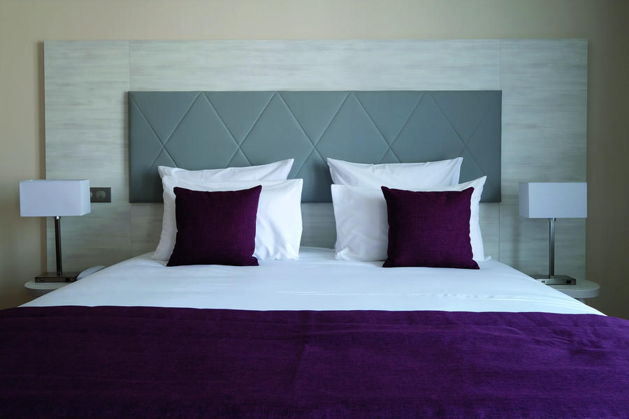 Cuối giường khách sạn gần như lúc nào cũng có một tấm vải trải ngang, gọi là bed-runner. Ảnh: Hotel King