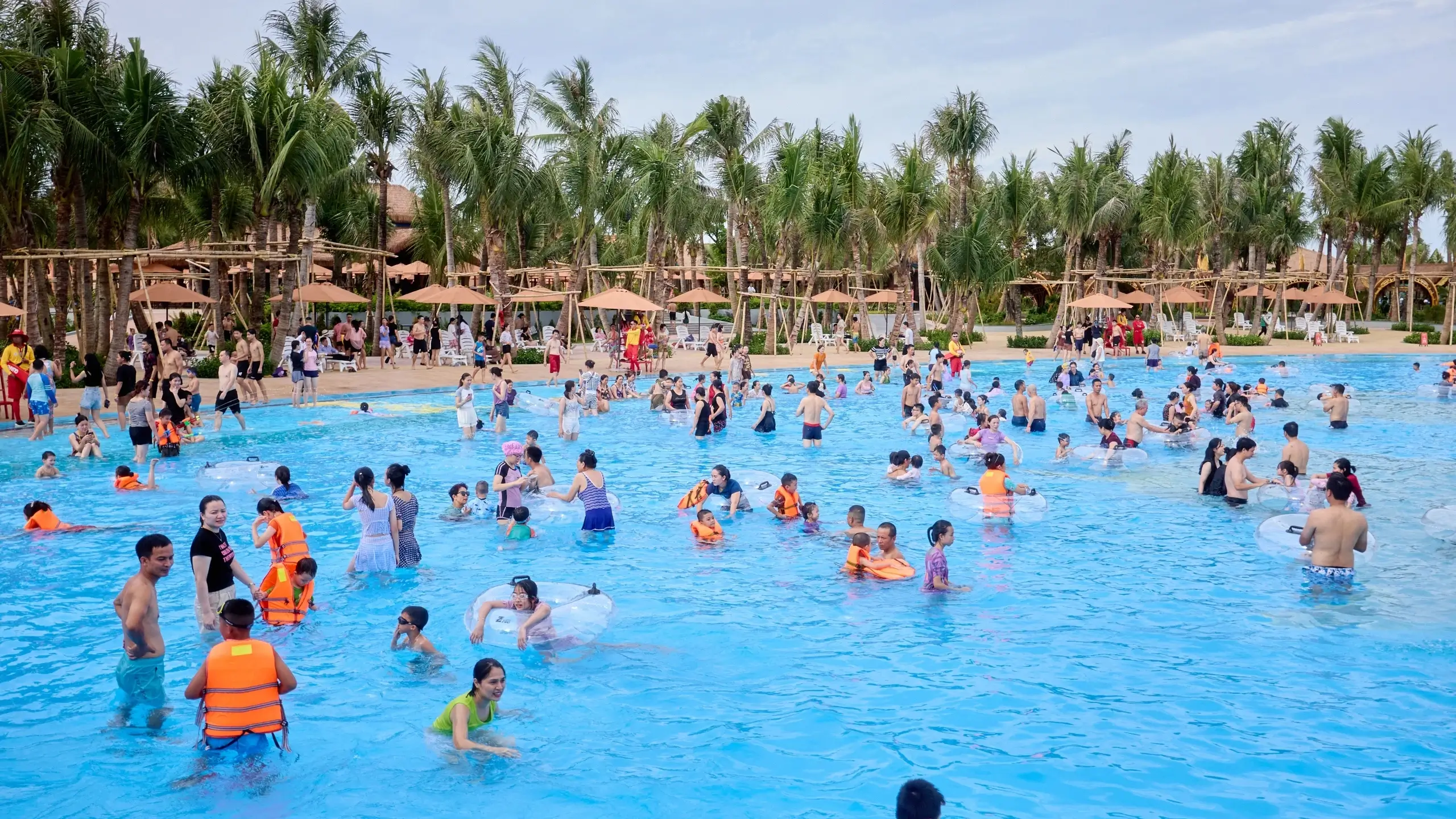 Rất đông du khách đến vui chơi sau khi công viên nước mở cửa.