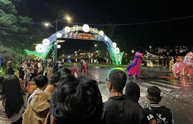 Dù trời mưa nhưng đông đảo người dân đến dự khai trương phố đi bộ Trần Quốc Toản.
