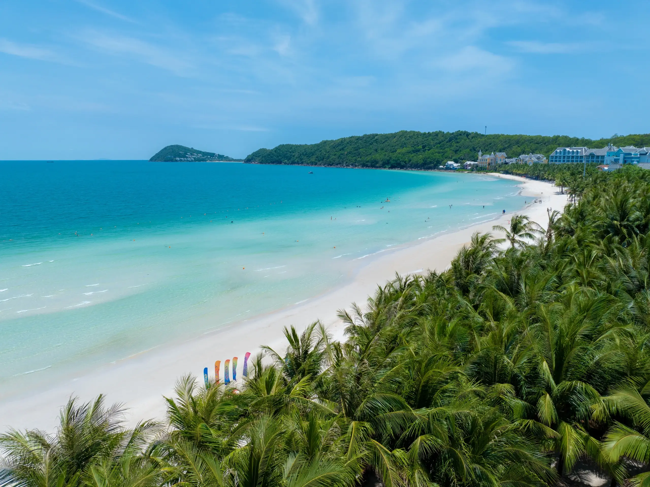 Bãi Kem còn là điểm đến lý tưởng cho gia đình có trẻ nhỏ vì độ dốc thoải, nước nông