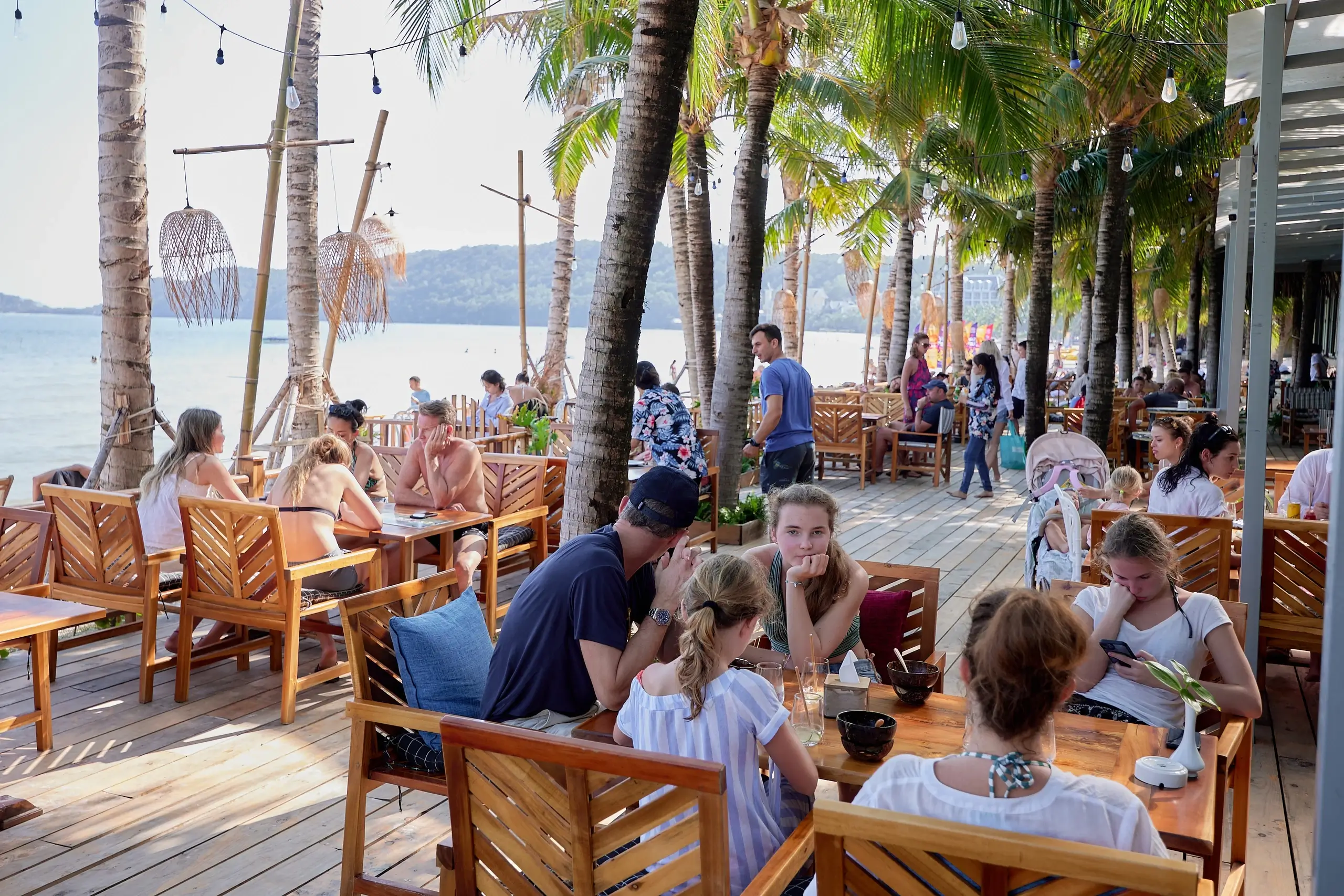 Nơi đây sở hữu loạt nhà hàng, club đa dạng phong cách trên bãi biển