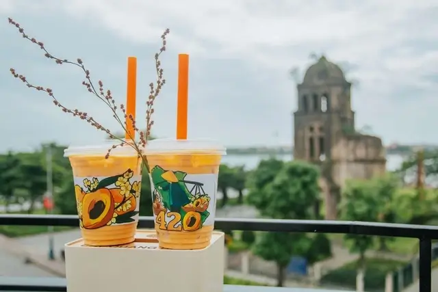 "Lekima 420" đựng trong chiếc ly có hình ảnh về dịp kỷ niệm 420 năm hình thành tỉnh Quảng Bình