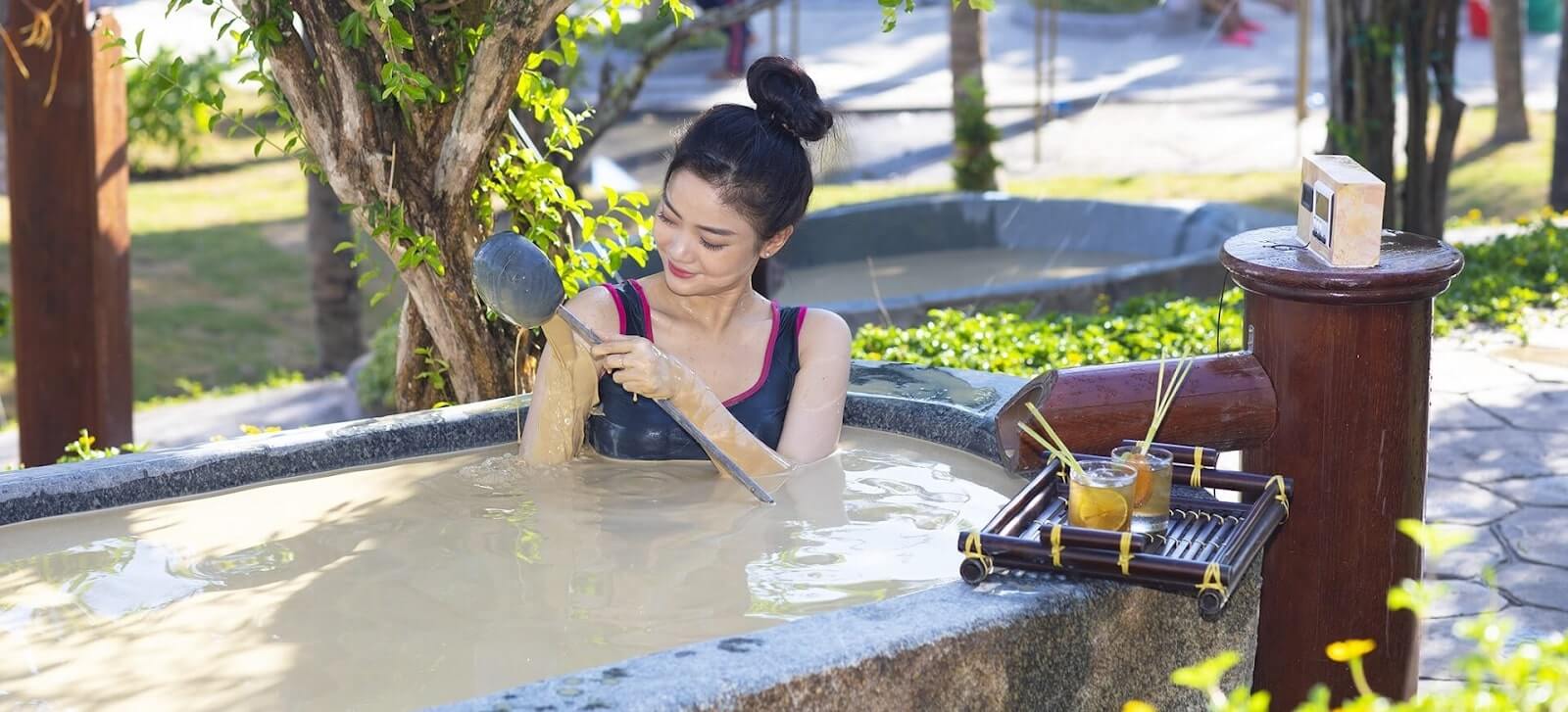 Tắm bùn khoáng vừa tốt cho sức khỏe lại vừa đẹp da.