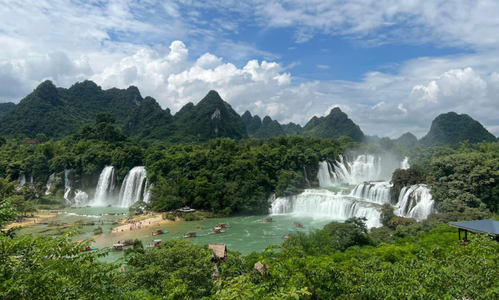 Khu cảnh quan thác Bản Giốc - Đức Thiên nhìn từ phía Trung Quốc.