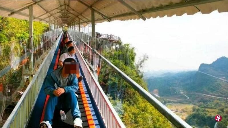 Thảm bay ở khu vực thác Đức Thiên đưa khách lên điểm ngắm cảnh trên cao.