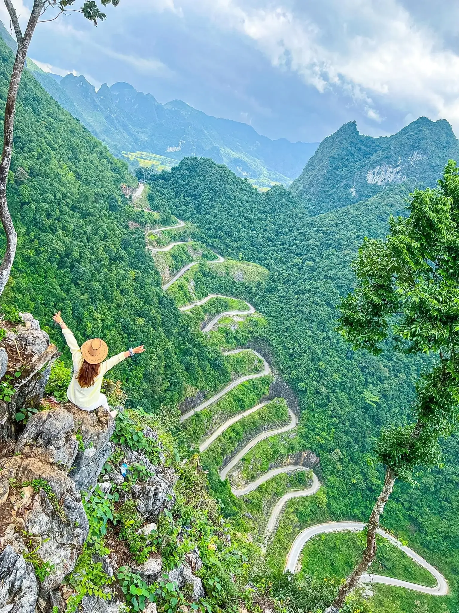 Suối Lê Nin như viên ngọc với màu xanh trong mát, tạo vẻ đẹp thiên nhiên tuyệt sắc giữa núi rừng.