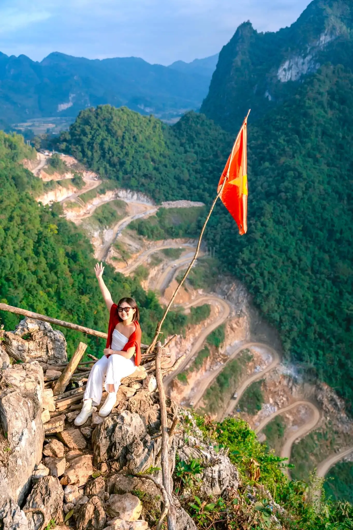 Suối Lê Nin như viên ngọc với màu xanh trong mát, tạo vẻ đẹp thiên nhiên tuyệt sắc giữa núi rừng.