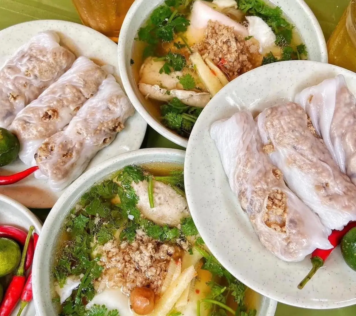Thay vì sử dụng nước chấm, bánh cuốn Cao Bằng có nước chan từ xương hầm.