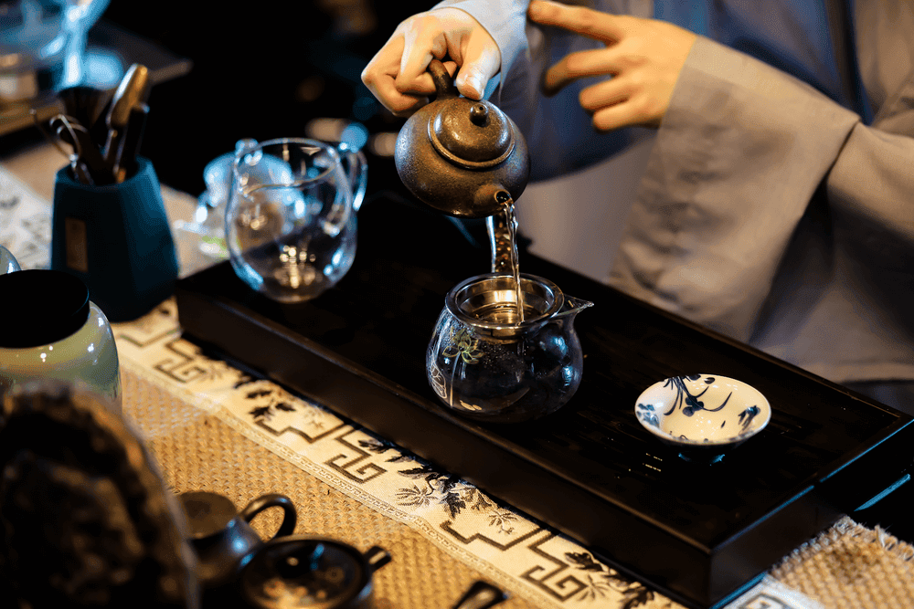 Du khách sẽ được trải nghiệm nghệ thuật pha trà và thưởng thức trà đạo hoàn toàn miễn phí