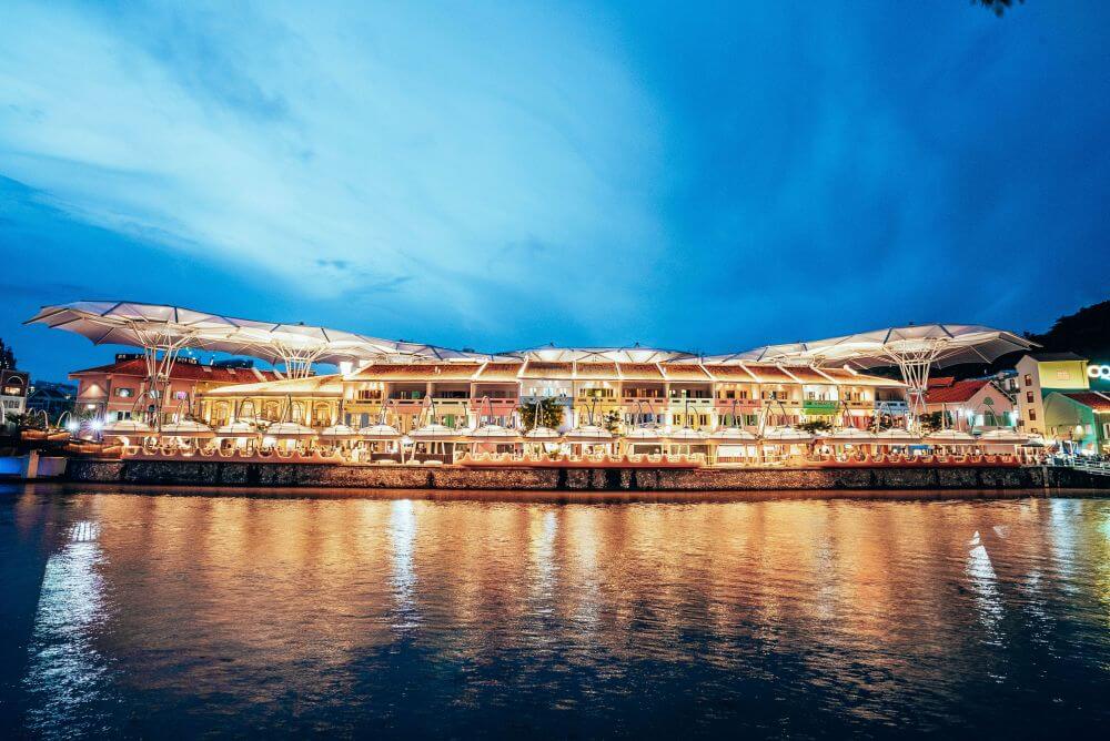 Bờ sông Singapore nhìn từ du thuyền về đêm.