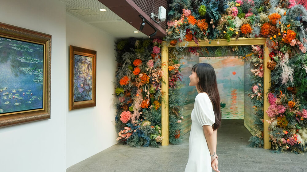 Du khách xem triển lãm Impressions of Monet tại Flower Dome. Ảnh: STB