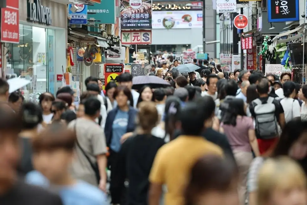 Du khách trên đường phố Seoul.