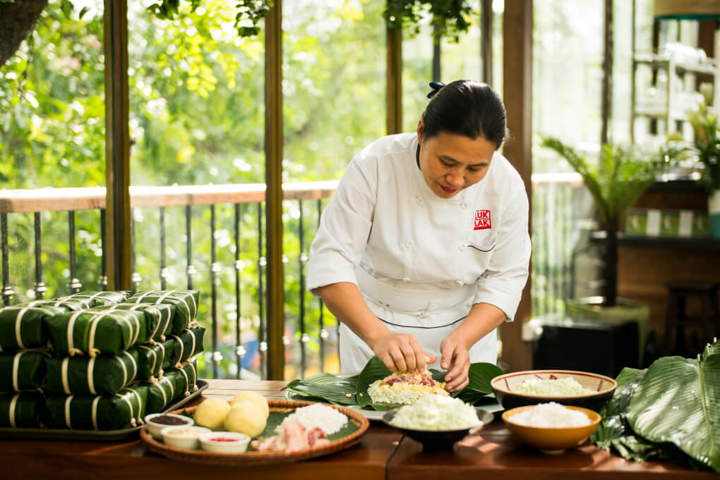 Nhân viên tại nhà hàng Luk Lak, Hà Nội đang chuẩn bị món ăn.