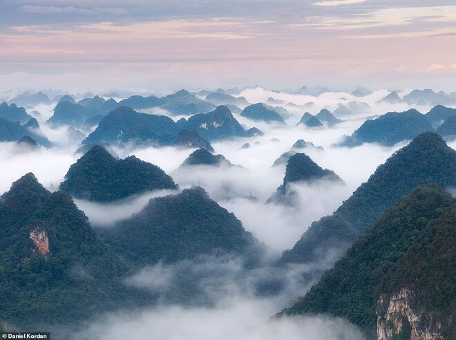 Cảnh núi non Cao Bằng trong mây