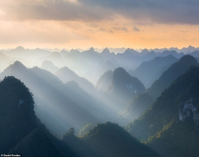 Cảnh núi non Cao Bằng trong mây