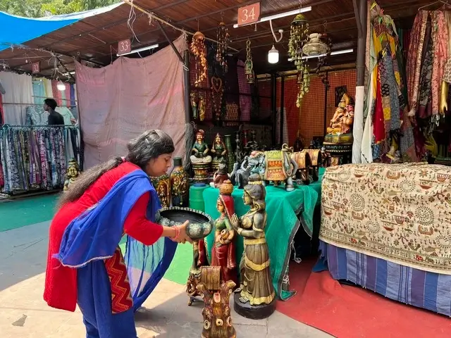 Một phụ nữ hiếm hoi buôn bán tại chợ truyền thống ở New Dehli