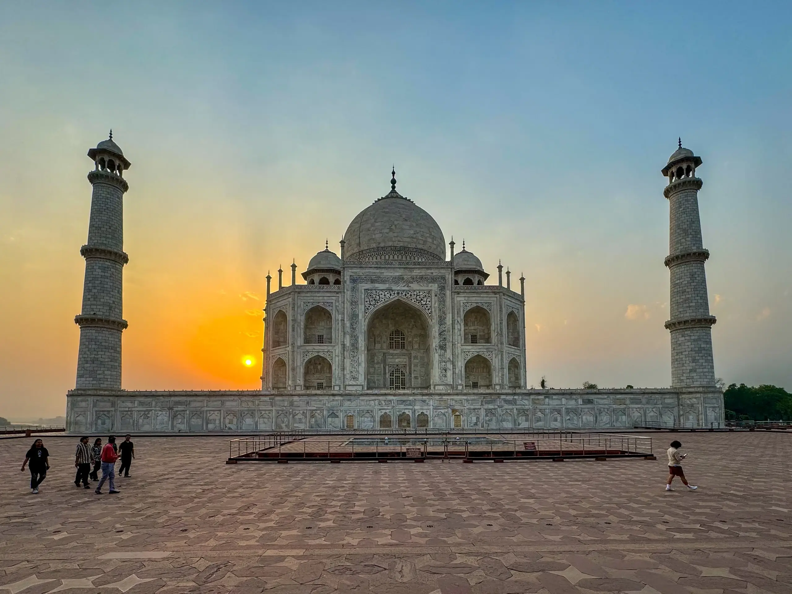 Vẻ đẹp và kiến trúc Hồi giáo của Taj Mahal thu hút hàng triệu du khách viếng thăm mỗi năm