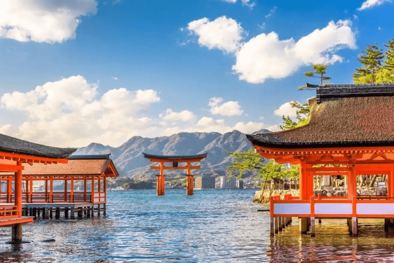 Đền Itsukushima (hay còn gọi Đền nổi) là một biểu tượng văn hóa nổi bật của Nhật Bản nằm trên đảo Miyajima, tỉnh Hiroshima.