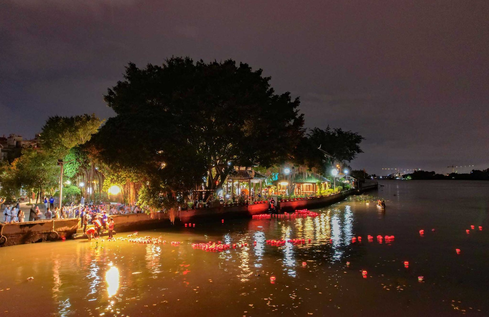 Lễ thả hoa đăng tại chùa Diệu Pháp