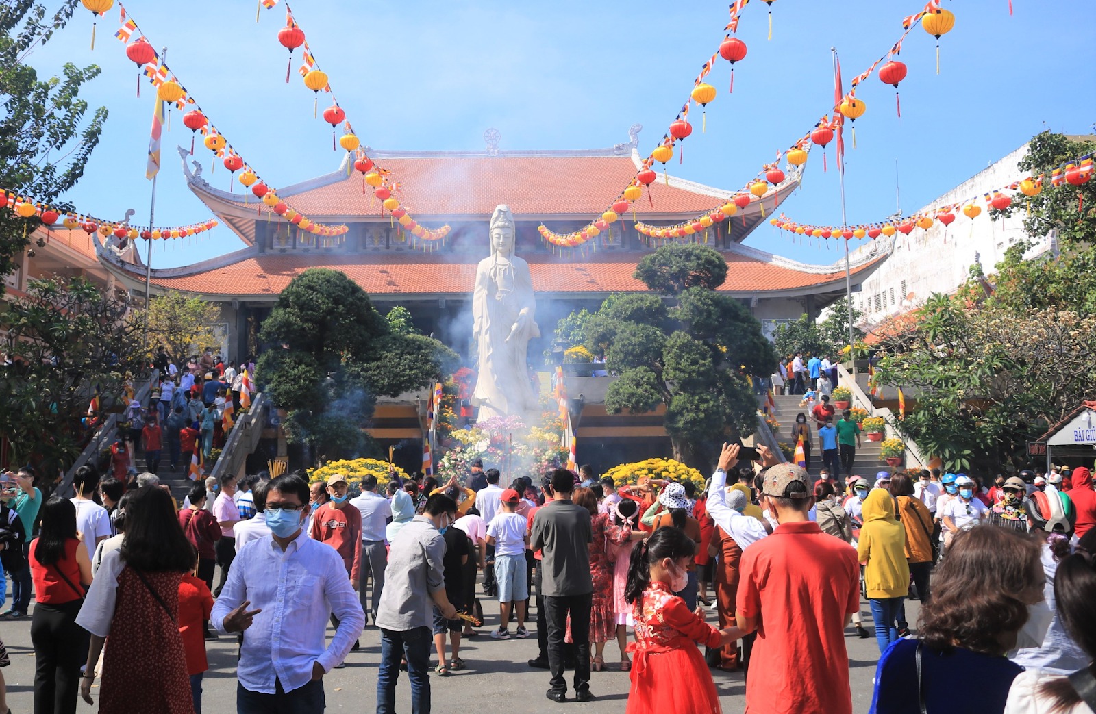 Người dân thường đến chùa Vĩnh Nghiêm thắp nhang, cầu bình an