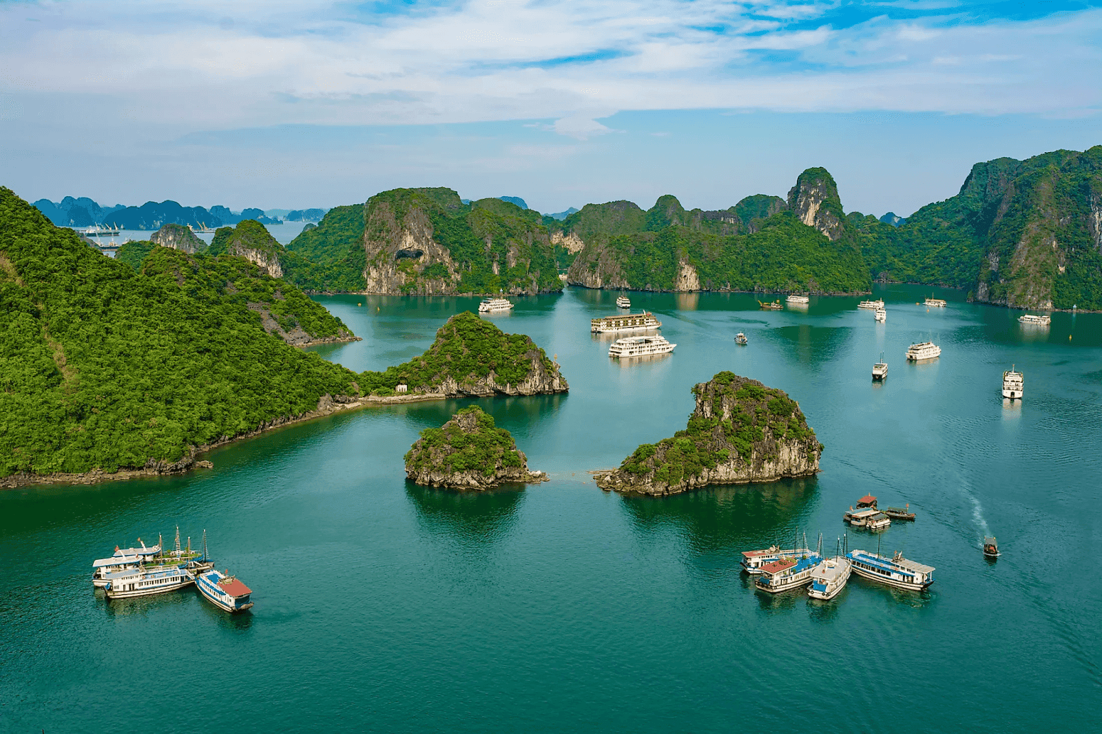 Hạ Long thu hút hàng triệu du khách mỗi năm bởi vẻ đẹp kỳ diệu và các hoạt động phong phú.