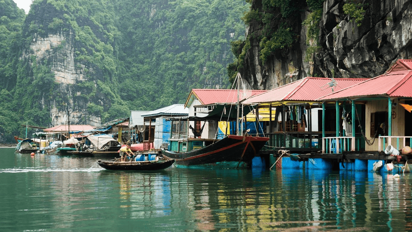 Làng chài Cửa Vạn không chỉ là một điểm đến lý tưởng để thư giãn, mà còn là nơi bạn có thể trải nghiệm cuộc sống của người dân địa phương.