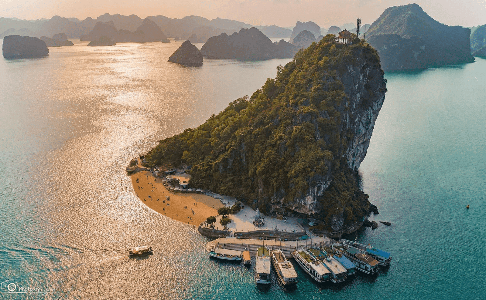 Bãi biển Ti Tốp thu hút du khách bởi bờ cát trắng mịn và nước biển trong xanh tinh khôi.