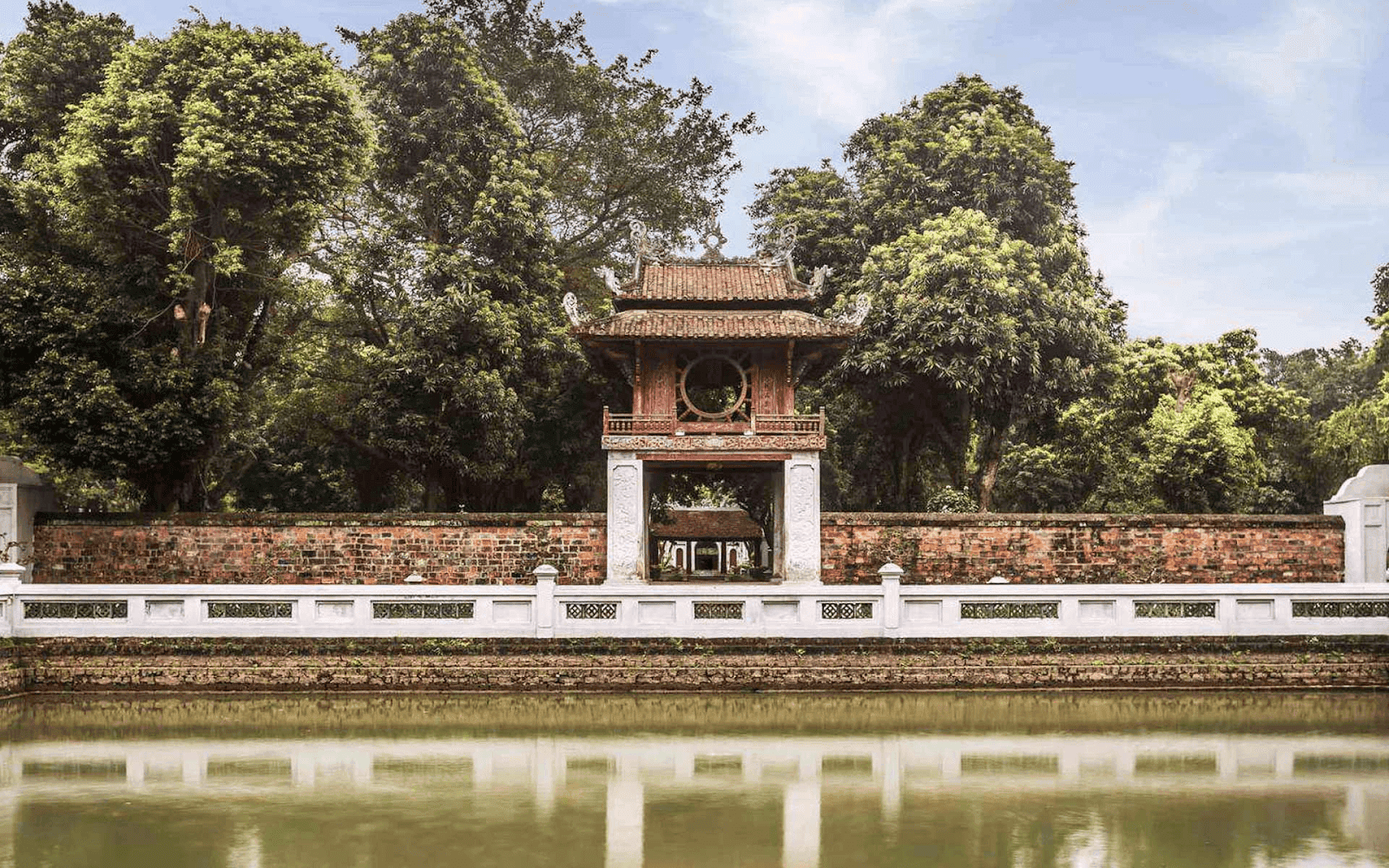 Văn Miếu - Quốc Tử Giám, được xây dựng từ thế kỷ 11.
