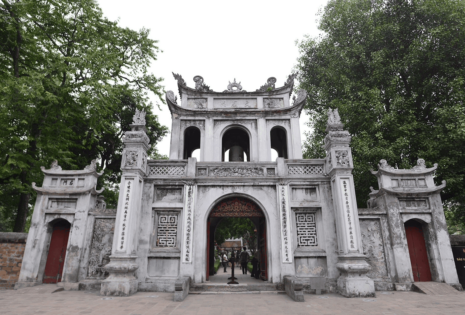 Văn Miếu - Quốc Tử Giám, được xây dựng từ thế kỷ 11.