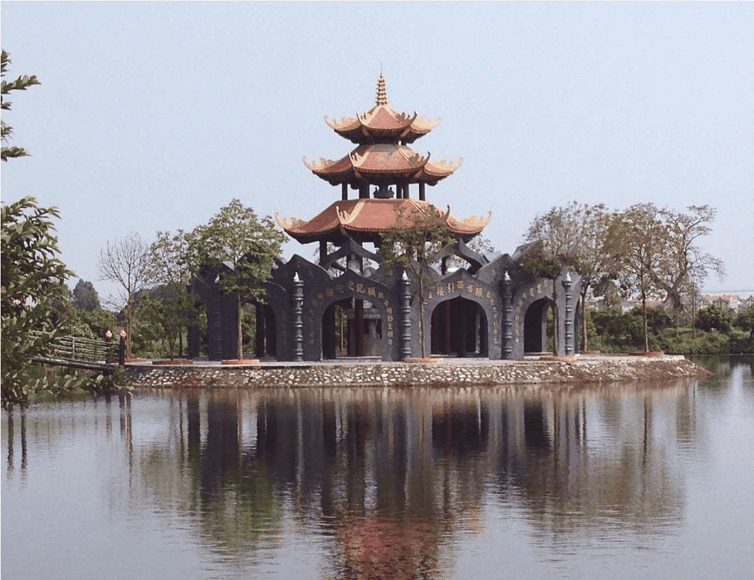 Với sự kết hợp độc đáo giữa kiến trúc chùa cổ xưa và không gian thiên nhiên tươi đẹp của đầm sen.
