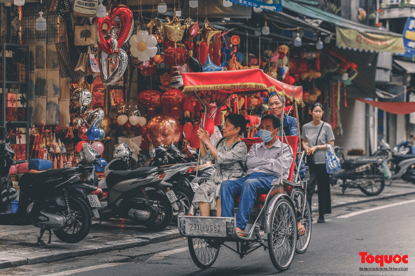 Trong thành phố, bạn có nhiều phương tiện để dễ dàng di chuyển như xe máy, taxi hoặc xe buýt.