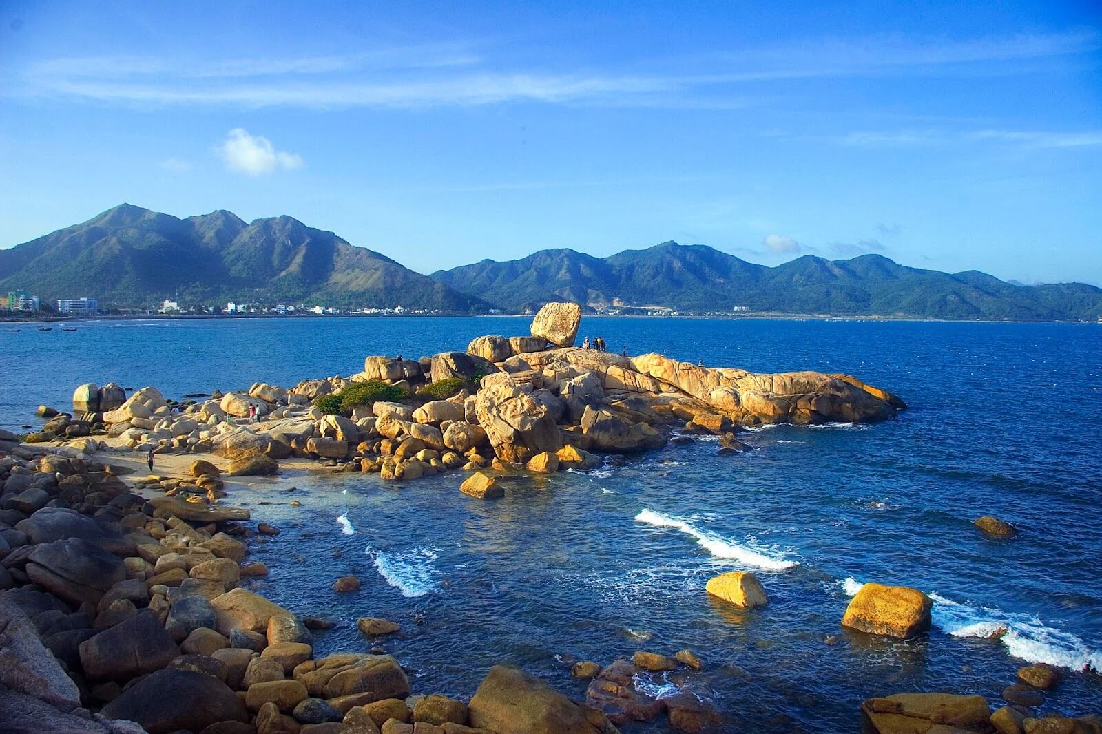 Những vịnh, đảo lớn nhỏ ở Nha Trang làm du khách “chết mê” vì vẻ đẹp hoang sơ