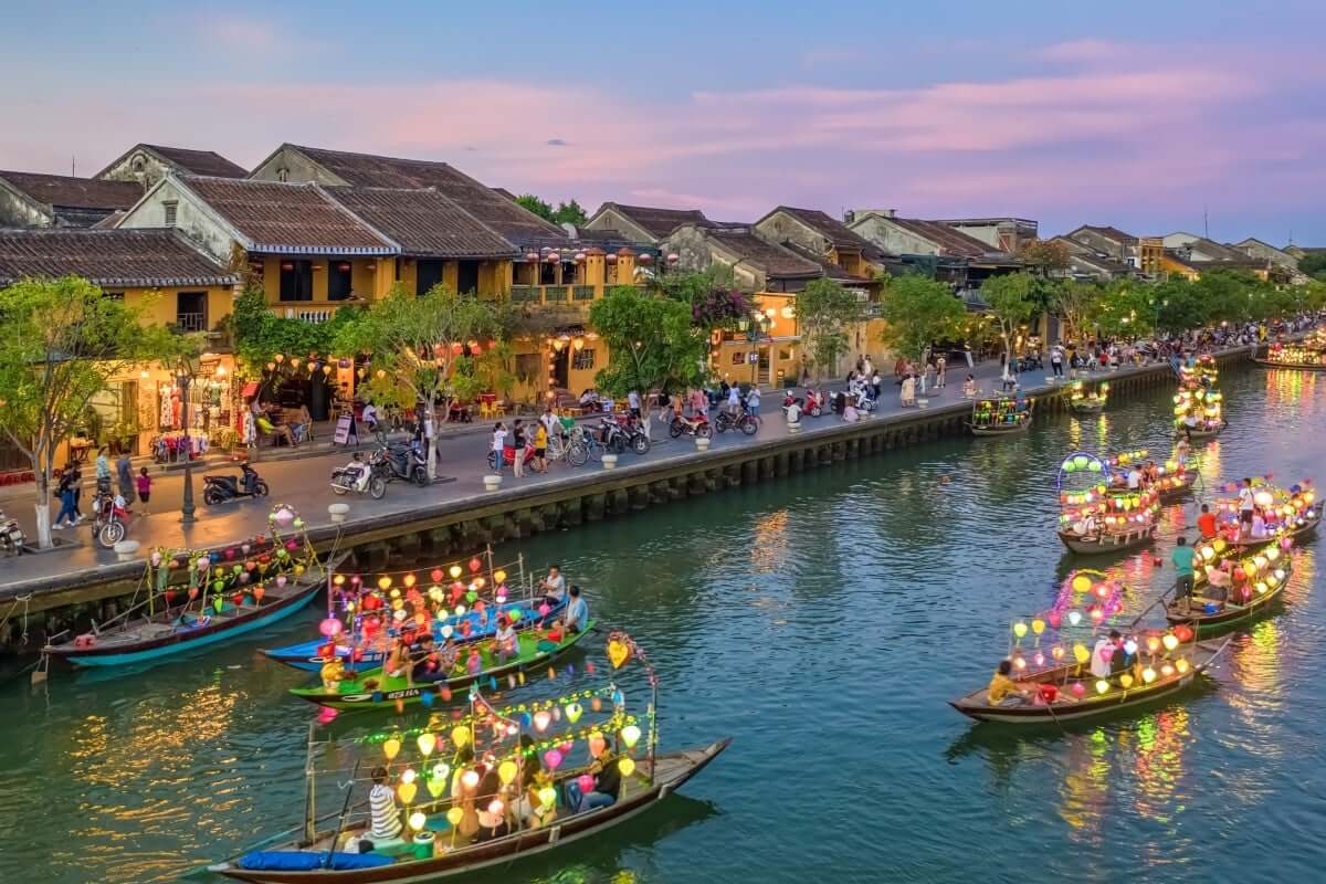 Thả hoa đăng trên sông Hoài tại phố cổ Hội An
