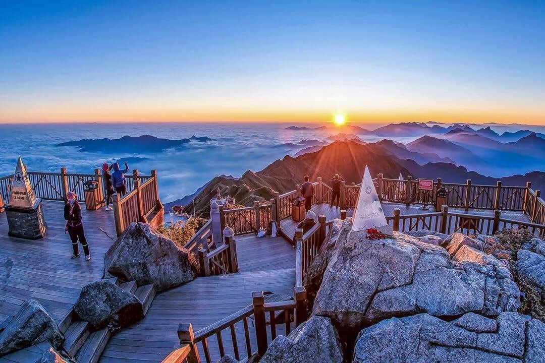 Đỉnh Fansipan tại SaPa được nhiều người check in khi đến đây du lịch
