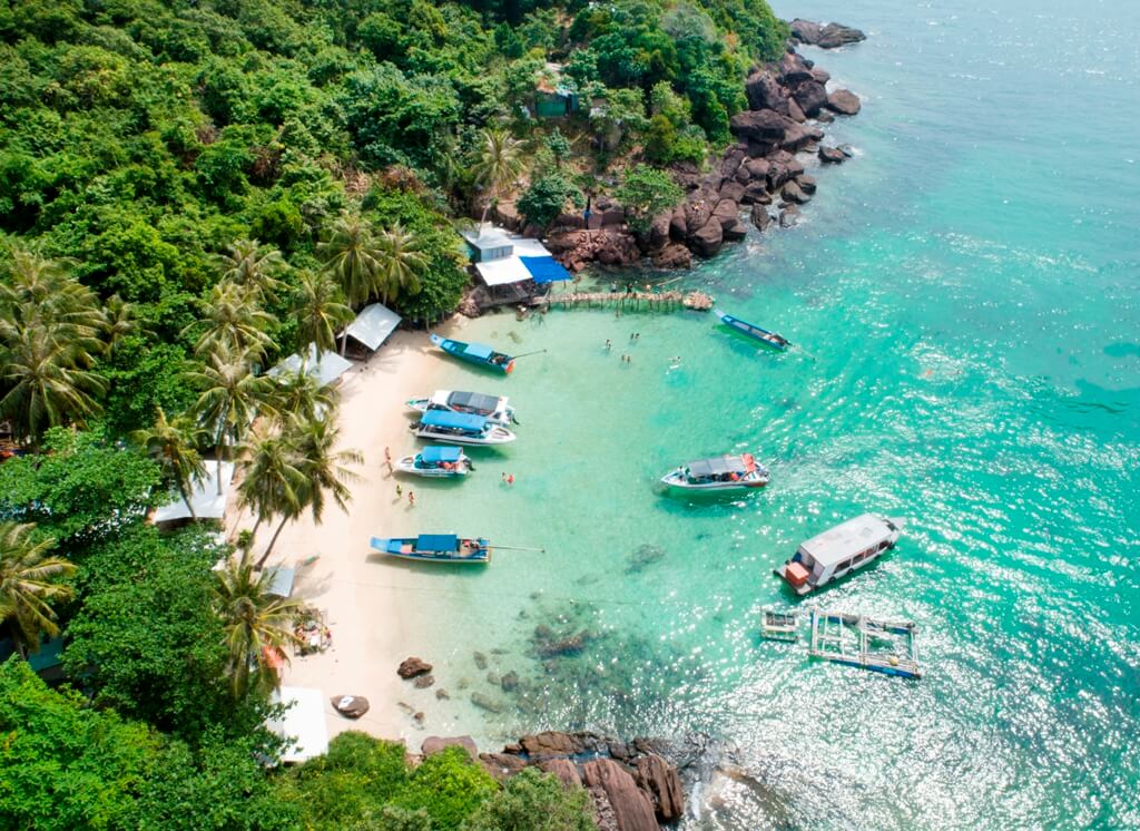 Du lịch đảo Phú Quốc với biển xanh, cát trắng.