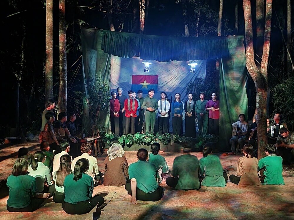 Điểm nhấn của tour là chương trình biểu diễn nghệ thuật Trăng chiến khu